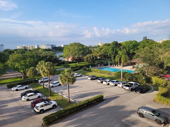 Building Photo - 3050 N Palm Aire Dr