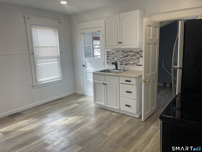 Building Photo - 692 Enfield St