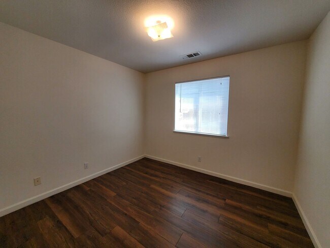 Building Photo - 1400 Howard Ct