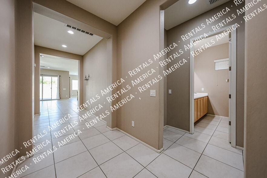 Building Photo - 10160 W Robin Ln
