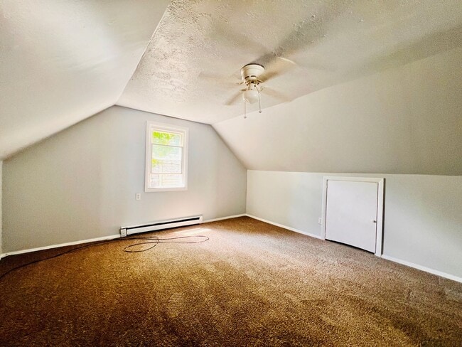 Building Photo - 8606 Rosewood Ave
