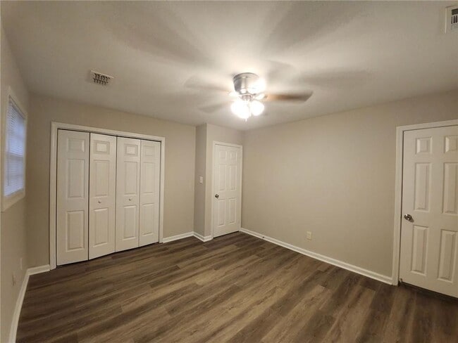 Building Photo - 2830 Knollview Dr