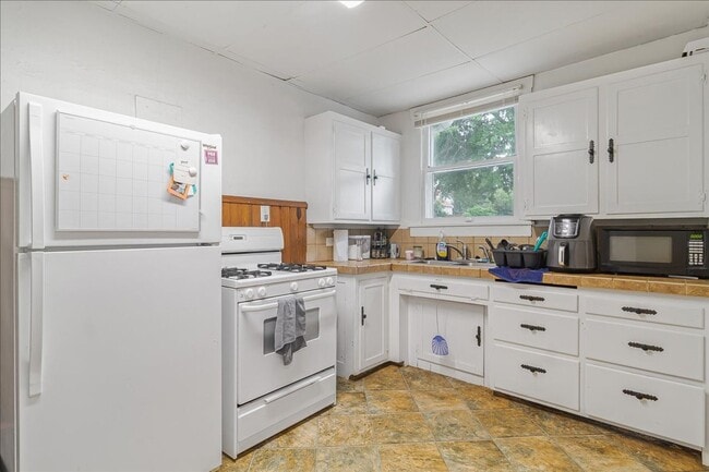 Building Photo - 212 W North St