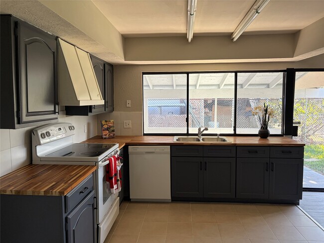 Building Photo - 15730 Corsair Rd