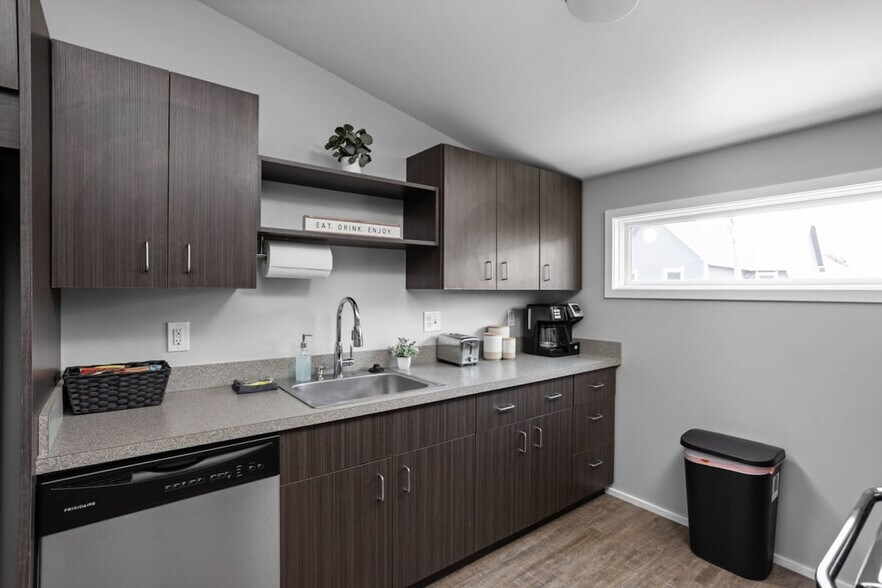 Building Photo - 1125 E 10th St