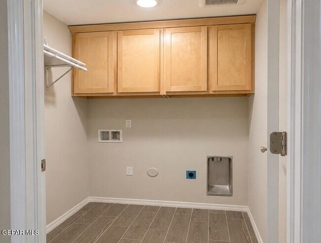 Building Photo - 909 Malven Pl