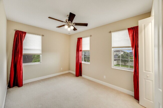 Building Photo - 4 bedroom, 3.5 bathroom in desirable Trasona!