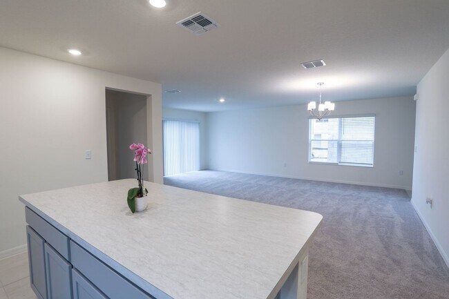 Building Photo - 2950 Lavanda Dr