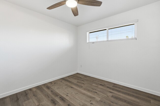 Building Photo - 1320 N 48th Pl