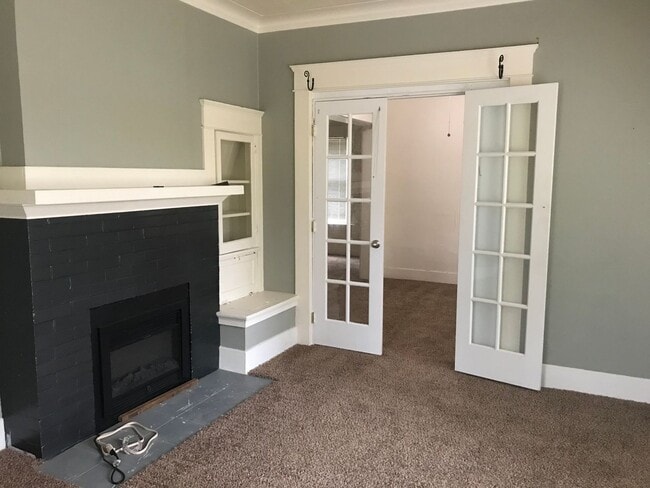 Building Photo - Farmhouse on huge lot