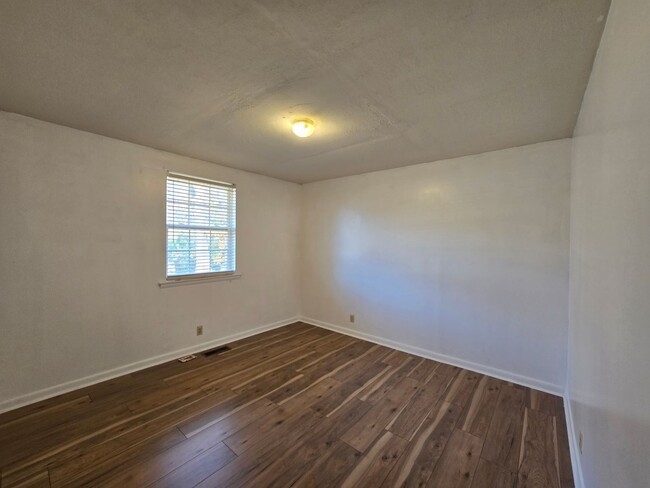 Building Photo - $1195 - Charming 3 Bedroom 1 Bathroom Bric...