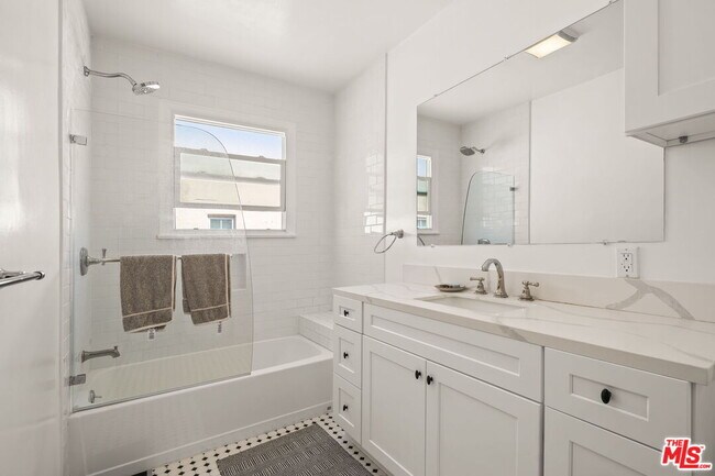 Building Photo - 1556 S Ogden Dr