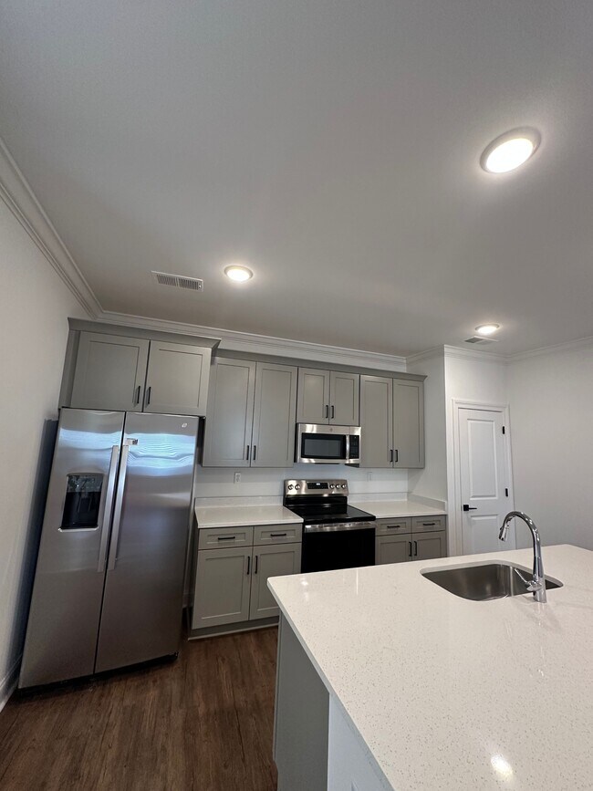 Building Photo - 636 Cottage Grv Cir