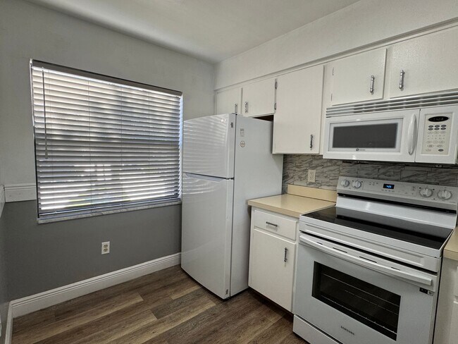 Building Photo - Spacious 2-Bedroom, 2-Bath Condo in Guard-...