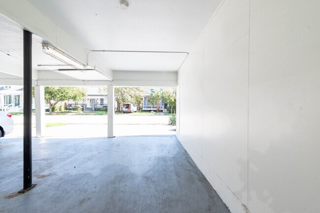 Building Photo - 912 Church St