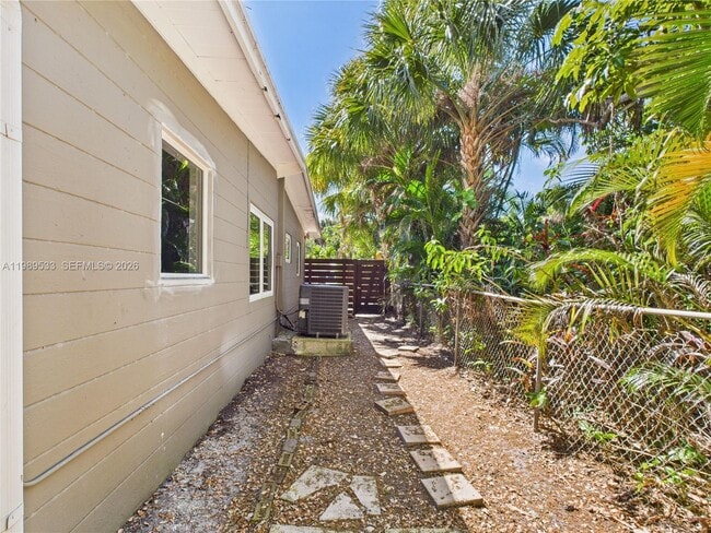 Building Photo - 1632 SW 28th Ave