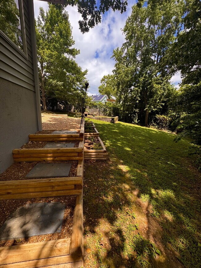 Building Photo - 723 N Lakeview Dr