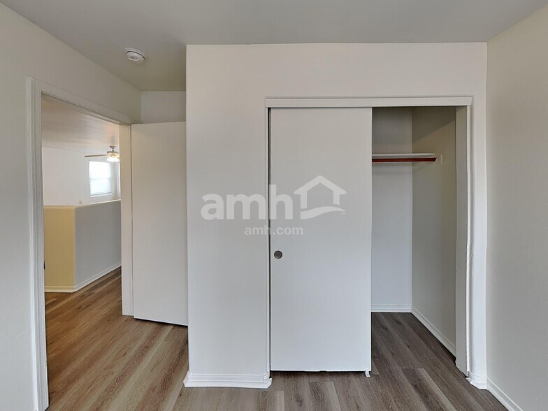 Building Photo - 12717 W Paradise Dr