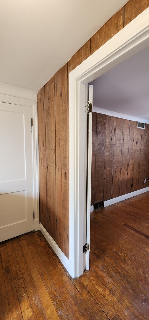 Building Photo - Welcome to this charming 3-bedroom, 2-bath...