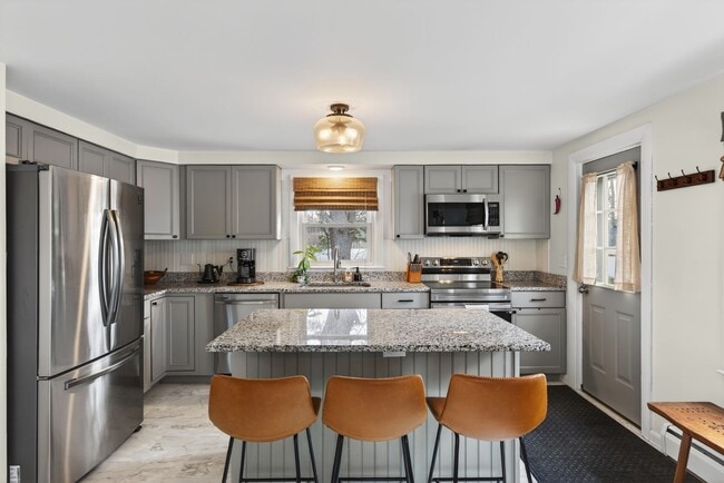 Building Photo - 3BR Cape Available 2/1