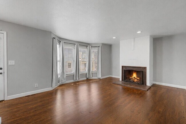 Building Photo - 2 Bed | 2 Bath Condo on Crybaby Hill