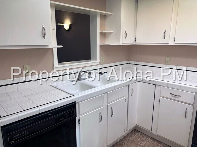 Building Photo - 885 Camelot Dr