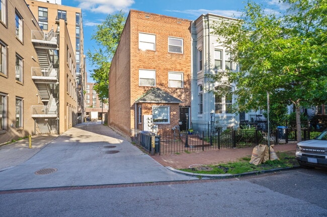 Building Photo - 818 7th St NE