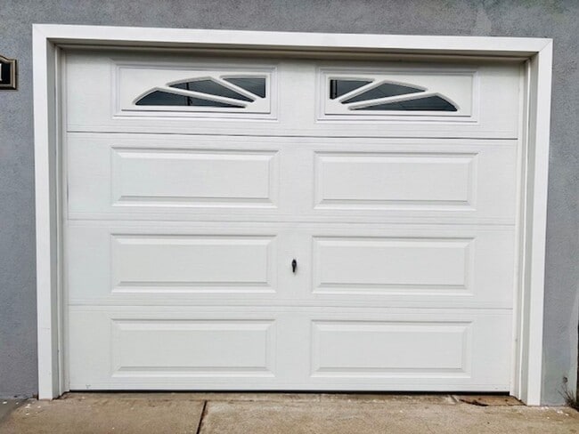 Building Photo - Spacious 2 bedroom 1 bath house for rent with large Garage & off st. parking