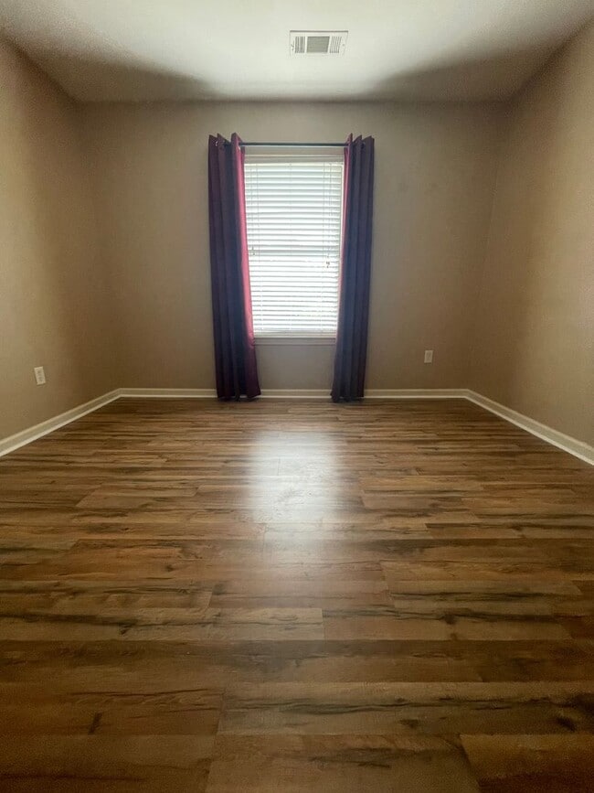 Building Photo - Convenient Sherwood Location