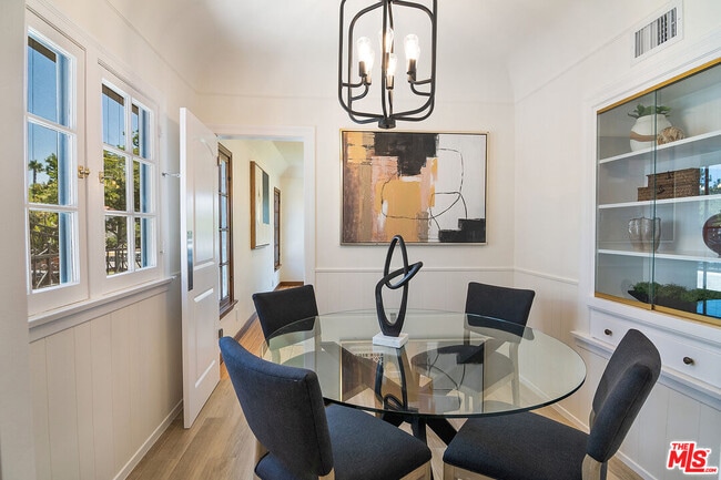 Building Photo - 137 N Poinsettia Pl