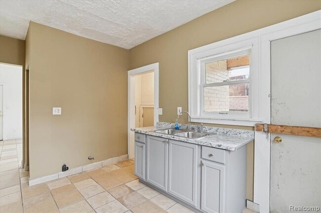 Building Photo - 5421 Toledo St