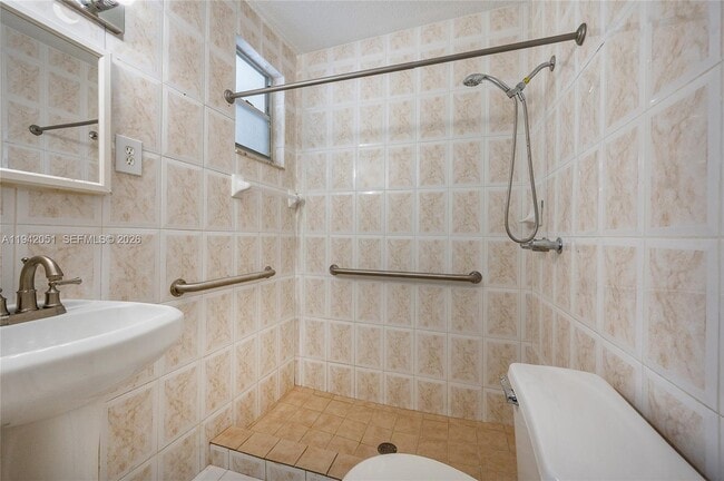 Building Photo - 1345 W 71st St