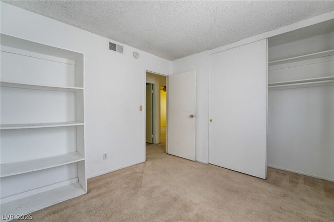 Building Photo - 2102 E Russell Rd