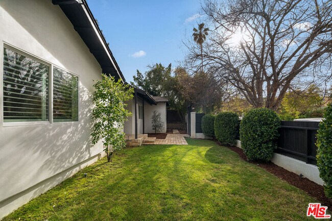 Building Photo - 20212 Oxnard St