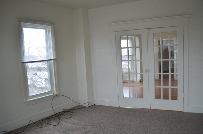 Building Photo - 1 Bedroom 3rd Floor Apartment Near York Re...