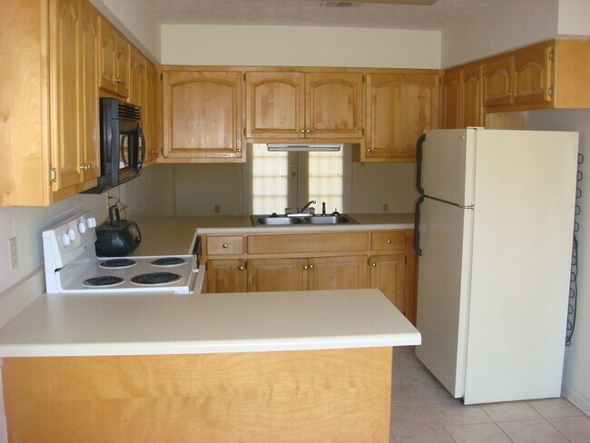 Building Photo - 3 Bedroom/ 2 Bathroom Available in August!