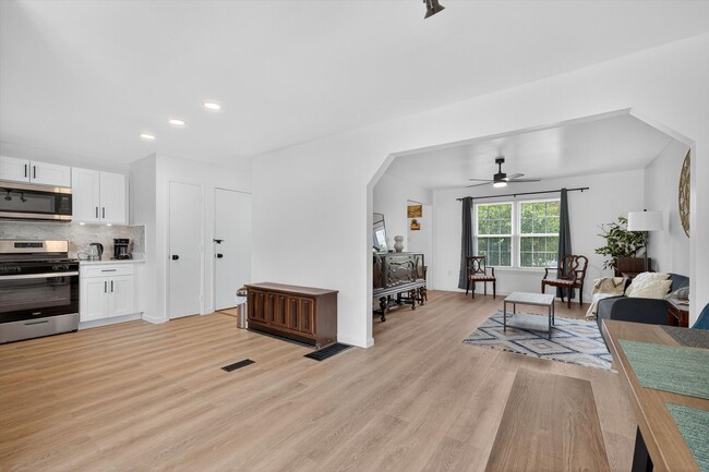 Building Photo - Gorgeous Newly Renovated 3 BR, 2.5 BA Town...