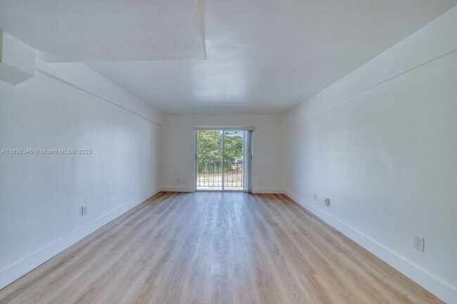 Building Photo - 1201 SW 42nd Ave