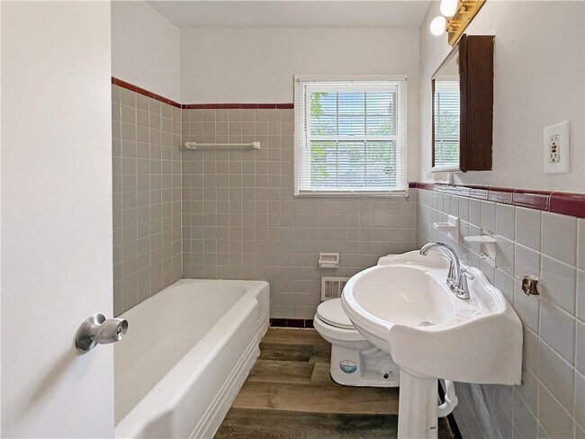 Building Photo - 1668 Laurelwood Dr SW