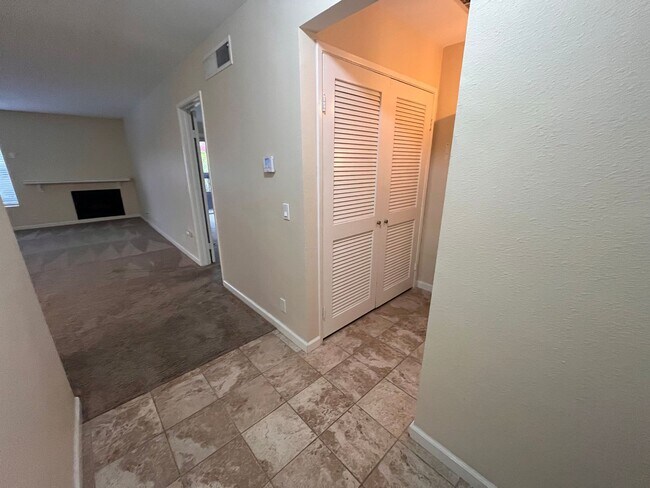 Building Photo - Large Mission Valley Condo