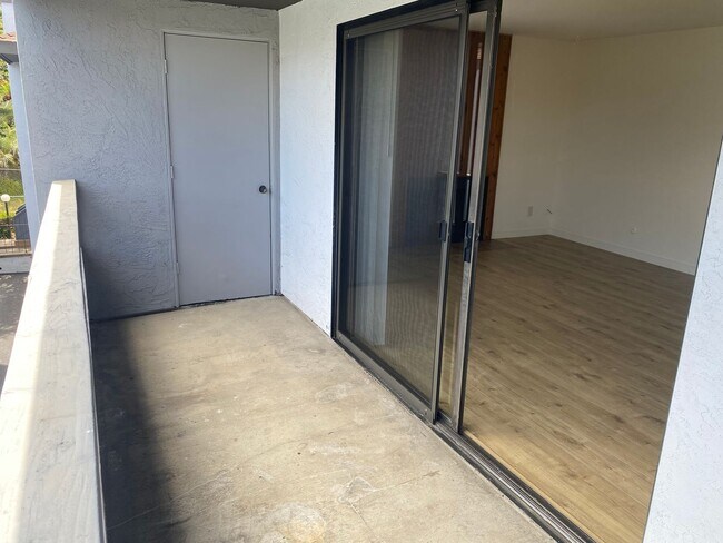 Building Photo - 2BR/2BA Upstairs Condo with Two-Car Garage