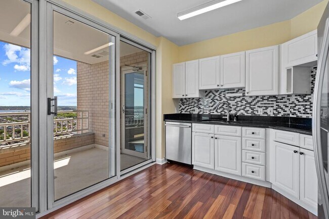 Building Photo - 100 Harborview Dr