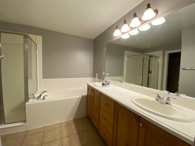 Building Photo - 6 Bedroom/3.5 Bathroom Home In Syracuse!