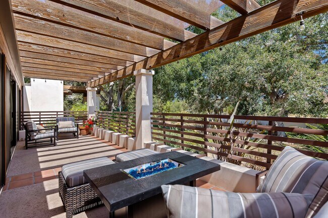 Building Photo - 525 Las Palmas Dr