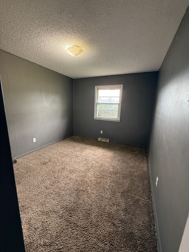 Building Photo - 3 bedroom/2 bathroom/2 car garage house