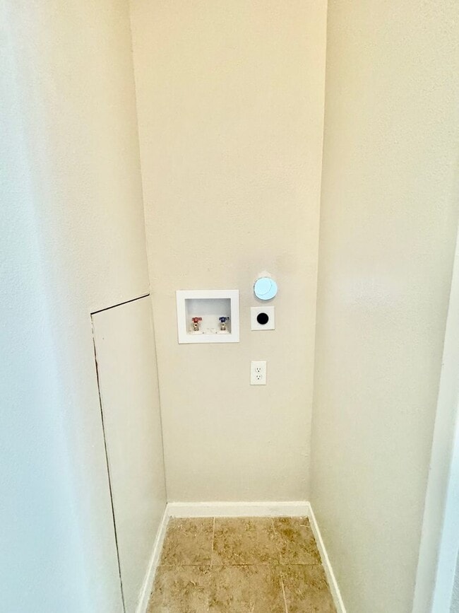 Building Photo - 2 Bedroom / 1 Bath Rental – Southside Neighborhood