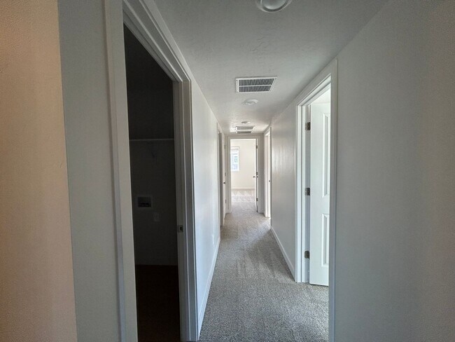 Building Photo - 4 Bedroom 2.5 Bathroom Townhome in Lehi!