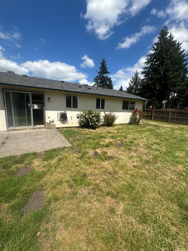Building Photo - Ranch home with large fenced back yard
