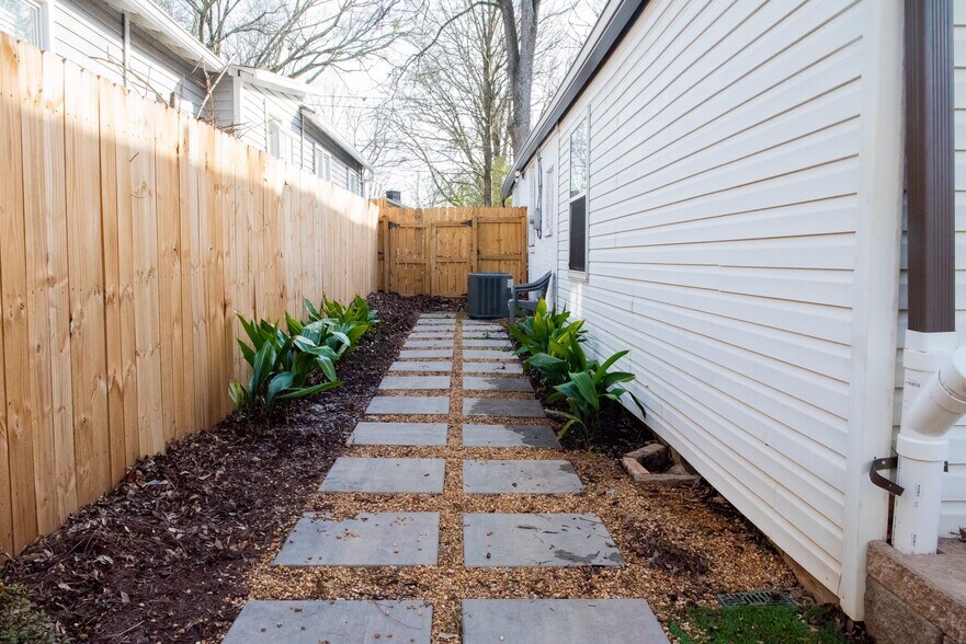 Building Photo - 870 Vera St SE