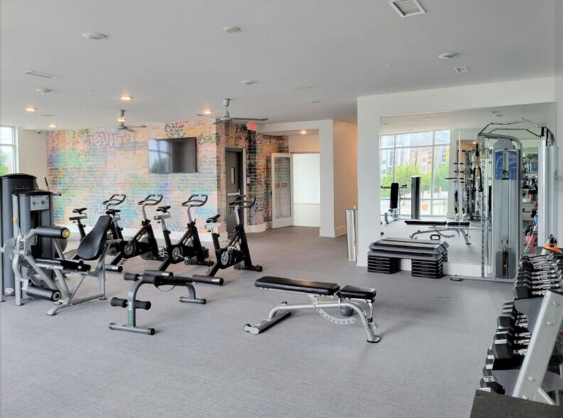 Building Photo - 401 W Trade St